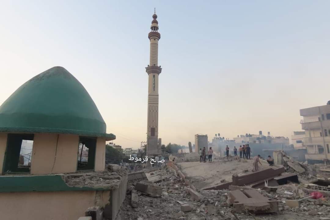 طائرات الاحتلال تستهدف المسجد العمري في جباليا البلد وتدمره بالكامل